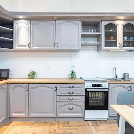 Cityscape Budget Summer Flat *