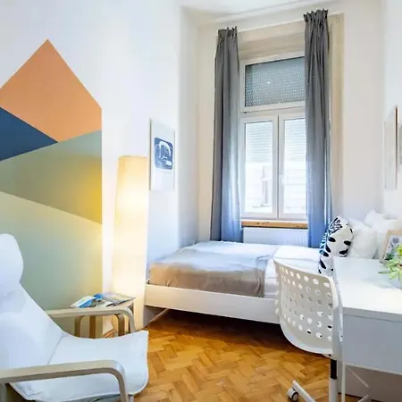 Cityscape Budget Summer Flat Apartment *