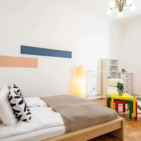 Cityscape Budget Summer Flat Apartment *