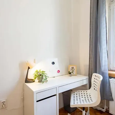 Apartment Cityscape Budget Summer Flat *