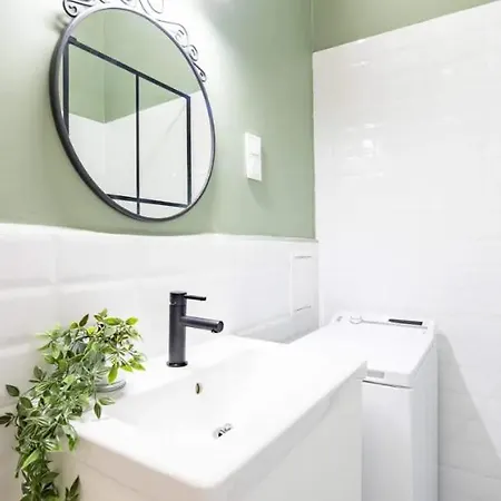 Cityscape Budget Summer Flat Apartment *