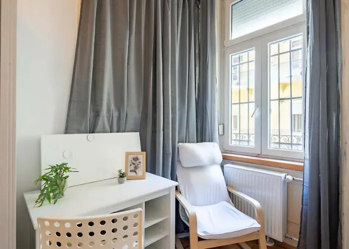 Cityscape Budget Summer Flat *